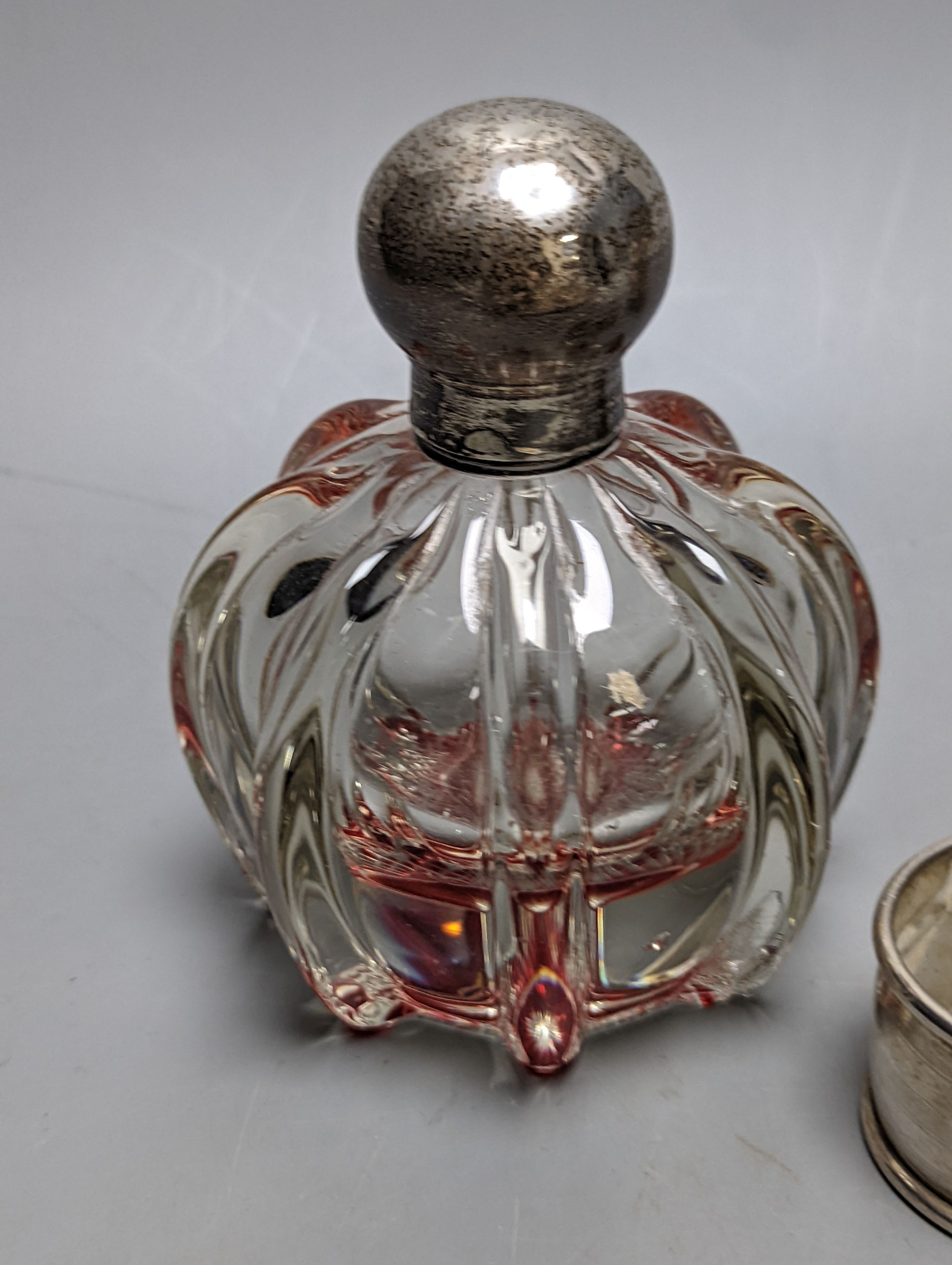 A late Victorian repousse silver rectangular dressing table tray, Joseph Gloster, Birmingham, 1899, 27.2cm, 10oz, two silver napkin rings, a silver cream jug and a silver mounted glass scent bottle.